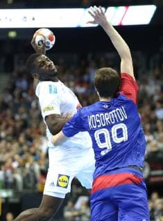 Handball WM, Frankreich - Russland Dika Mem (Frankreich) gegen Sergei Mark Kosorotov (Russland) beim Spiel Frankreich gegen Russland der Handball- WM 2019 der Maenner am 17.01.2019 in der Mercedes-Benz Arena in Berlin Handball - WM 2019 - Gruppe A - Frankreich - Russland