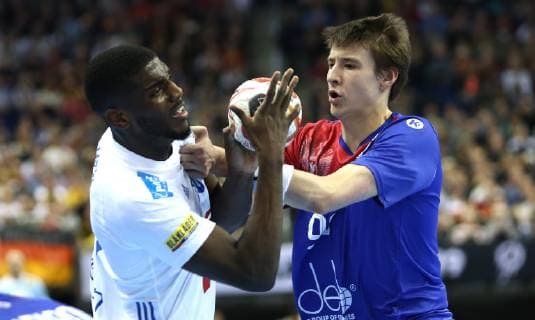 Handball WM, Frankreich - Russland Dika Mem (Frankreich) gegen Sergei Mark Kosorotov (Russland) beim Spiel Frankreich gegen Russland der Handball- WM 2019 der Maenner am 17.01.2019 in der Mercedes-Benz Arena in Berlin Handball - WM 2019 - Gruppe A - Frankreich - Russland
