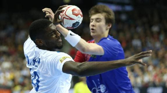 Handball WM, Frankreich - Russland Dika Mem (Frankreich) gegen Sergei Mark Kosorotov (Russland) beim Spiel Frankreich gegen Russland der Handball- WM 2019 der Maenner am 17.01.2019 in der Mercedes-Benz Arena in Berlin Handball - WM 2019 - Gruppe A - Frankreich - Russland
