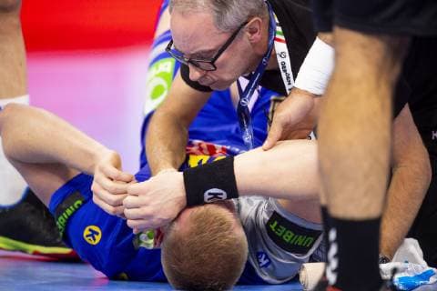 Handball WM, Schweden - Ungarn 190117 Jim Gottfridsson of Sweden is looked after by Team Swedens doctor during the IHF World Handball Championship match between Sweden and Hungary on January 17, 2019 in Copenhagen. Photo: Ludvig Thunman BILDBYRN kod LT 35581 Copyright: LUDVIGxTHUNMAN BB190117LT027