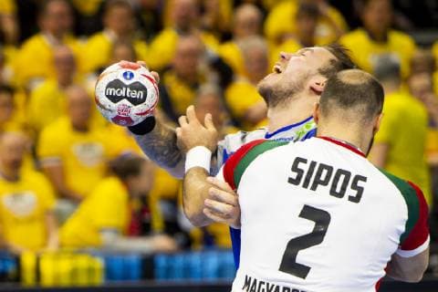 Sport Bilder des Tages Handball WM, Schweden - Ungarn 190117 Andreas Nilsson of Sweden and Adrian Sipos of Hungary during the IHF World Handball Championship match between Sweden and Hungary on January 17, 2019 in Copenhagen. Photo: Ludvig Thunman BILDBYRN kod LT 35581 Copyright: LUDVIGxTHUNMAN BB190117LT031