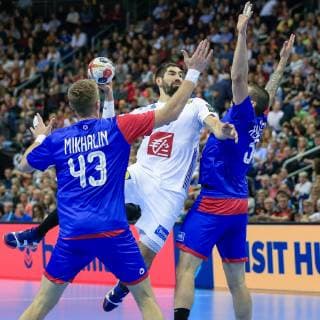 Handball WM, Frankreich - Russland Deutschland , Berlin , Mercedes Benz Arena , IHF Handball Weltmeisterschaft der Maenner , Frankreich Nikola Karabatic ( FRA ) - Russland Maksim Mikhalin Kmitrii Kiselev ( RUS )