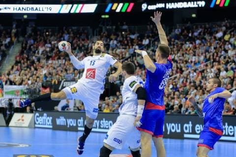 Handball WM, Frankreich - Russland Deutschland , Berlin , Mercedes Benz Arena , IHF Handball Weltmeisterschaft der Maenner , Frankreich Nikola Karabatic ( FRA ) - Russland Dimitrii Zhitnikov ( RUS )