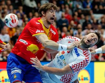 Handball WM, Spanien - Kroatien Muenchen, Deutschland, 17.01.2019, IHF Handball WM 2019, Gruppe B, Spanien - Kroatien, Viran Morros De Argila (ESP) und Duvnjak Domagoj (CRO) im Zweikampf ( DeFodi048