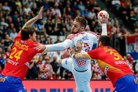 Handball WM, Spanien - Kroatien Muenchen, Deutschland, 17.01.2019, IHF Handball WM 2019, Gruppe B, Spanien - Kroatien, Viran Morros De Argila (ESP), Cindrik Luka (CRO) und Gedeon Guardiola Villaplana (ESP) im Zweikampf ( DeFodi048