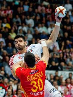 Handball WM, Spanien - Kroatien Muenchen, Deutschland, 17.01.2019, IHF Handball WM 2019, Gruppe B, Spanien - Kroatien, Luka Stepancic (CRO) und Gedeon Guardiola Villaplana (ESP) im Zweikampf ( DeFodi048