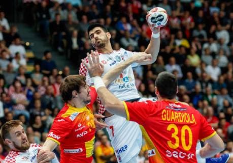 Handball WM, Spanien - Kroatien Muenchen, Deutschland, 17.01.2019, IHF Handball WM 2019, Gruppe B, Spanien - Kroatien, Viran Morros De Argila (ESP), Luka Stepancic (CRO) und Gedeon Guardiola Villaplana (ESP) im Zweikampf ( DeFodi048