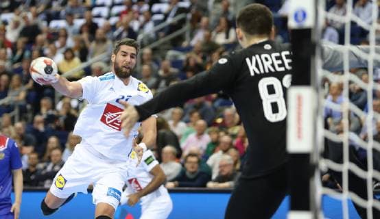 Handball WM, Frankreich - Russland Luka Karabatic (Frankreich) gegen Victor Kireev (Russland) beim Spiel Frankreich gegen Russland der Handball- WM 2019 der Maenner am 17.01.2019 in der Mercedes-Benz Arena in Berlin Handball - WM 2019 - Gruppe A - Frankreich - Russland