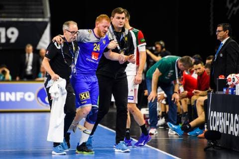 Handball WM, Schweden - Ungarn 190117 Jim Gottfridsson of Sweden receives help of the pitch after injury during the IHF World Handball Championship match between Sweden and Hungary on January 17, 2019 in Copenhagen. Photo: Ludvig Thunman BILDBYRN kod LT 35581 Copyright: LUDVIGxTHUNMAN BB190117LT036