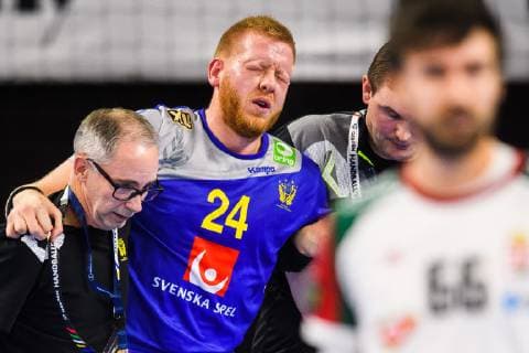 190117 Jim Gottfridsson of Sweden receives help of the pitch after injury during the IHF World Handball Championship match between Sweden and Hungary on January 17, 2019 in Copenhagen. Photo: Ludvig Thunman BILDBYRN kod LT 35581 Copyright: LUDVIGxTHUNMAN BB190117LT038