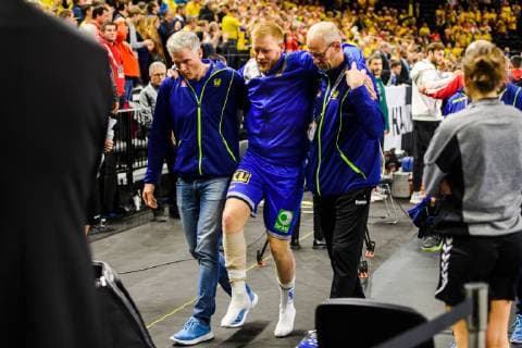 Handball WM, Schweden - Ungarn 190117 Jim Gottfridsson of Sweden receives help after injury after the IHF World Handball Championship match between Sweden and Hungary on January 17, 2019 in Copenhagen. Photo: Ludvig Thunman BILDBYRN kod LT 35581 Copyright: LUDVIGxTHUNMAN BB190117LT047