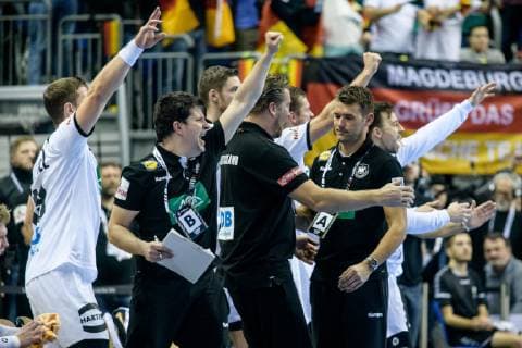 Deutschland vs Serbien, Handball Weltmeisterschaft 2019, 17.01.2019 l-r: Co-Trainer Alexander Haase (GER), Teamkoordinator Oliver Roggisch (GER) und Trainer Christian Prokop (GER) beim Schlussphiff des Spiels zwischen Deutschland und Serbien bei der Handball Weltmeisterschaft in Berlin am 17.01.2019, , Berlin BER Germany Mercedes-Benz-Arena