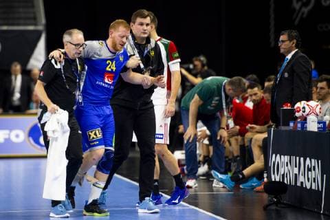 Handball WM, Schweden - Ungarn 190117 Jim Gottfridsson of Sweden is helped of the court after an injury during the IHF World Handball Championship match between Sweden and Hungary on January 17, 2019 in Copenhagen. Photo: Ludvig Thunman BILDBYRN kod LT 35581 Copyright: LUDVIGxTHUNMAN BB190117LT059