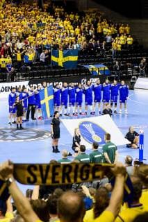 190117 Player of Sweden line up for the national anthem aheda the IHF World Handball Championship match between Sweden and Hungary on January 17, 2019 in Copenhagen. Photo: Ludvig Thunman BILDBYRN kod LT 35581 Copyright: LUDVIGxTHUNMAN BB190117LT069