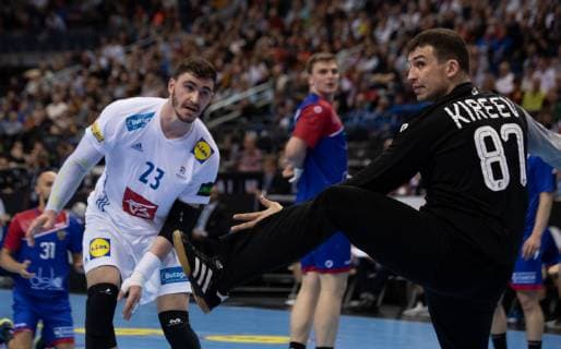 Handball-WM Frankreich - Russland am 17.01.2019 in der Mercedes-Benz Arena in Berlin Ludovic FABREGAS ( Frankreich ), links - Victor KIREEV ( Russland ), rechts