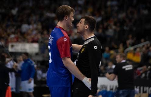 Handball-WM Frankreich - Russland am 17.01.2019 in der Mercedes-Benz Arena in Berlin Dmitry ZHITNIKOV ( Russland ), links - Victor KIREEV ( Russland ), rechts