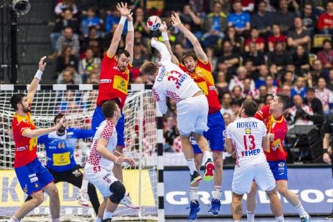 Muenchen, Deutschland 17. Januar 2019: WM 2019 Männer - Gruppe B - Spanien vs. Kroatien v.li. Marin Sipic (Kroatien), Gedeon Guardiola (Spanien Rhein-Neckar Loewen), Luka Cindric (Kroatien) beim Wurf, Viran Morros de Argila (Spanien), Zlatko Horvat (Kroatien) Muenchen Olympiahalle Bayern Deutschland