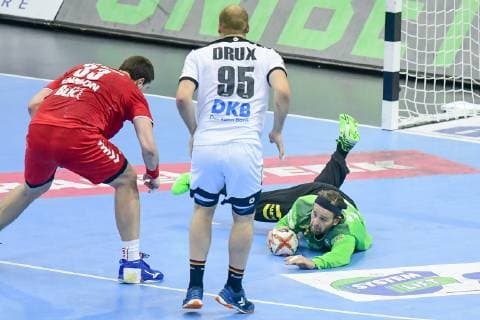Deutschland , Berlin , Mercedes Benz Arena , IHF Handball Weltmeisterschaft der Maenner , 12 Silvio Heinevetter 95 Paul Drux Deutschland ( GER ) - Serbien Mijajlo Marsenic ( SRB )
