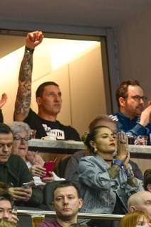 Deutschland , Berlin , Mercedes Benz Arena , IHF Handball Weltmeisterschaft der Maenner , 12 Silvio Heinevetter Deutschland ( GER ) - Serbien ( SRB ) Stefan Kretzschmar und Sophia Thomalla jubeln auf der Tribüne