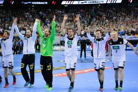 Deutschland , Berlin , Mercedes Benz Arena , IHF Handball Weltmeisterschaft der Maenner , Schlussjubel der Deutschen Mannschaft Deutschland Uwe Gensheimer 33 Andreas Wolff 12 Silvio Heinevetter 38 Fabian Boehm 24 Patrick Groetzki Patrick Wiencek ( GER ) - Serbien ( SRB )