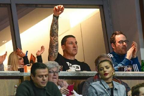 Deutschland , Berlin , Mercedes Benz Arena , IHF Handball Weltmeisterschaft der Maenner , 12 Silvio Heinevetter Deutschland ( GER ) - Serbien ( SRB ) Stefan Kretzschmar und Sophia Thomalla jubeln auf der Tribüne