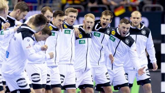 Die deutsche Mannschaft nach dem Singen der Nationalhymne. Deutschland vs. Serbien, Vorrunde, Handball, IHF Handball Weltmeisterschaft, 17.01.19 Berlin Berlin Germany Mercedes-Benz-Arena Copyright: xAgentur54Gradx xFelixxKoenigx