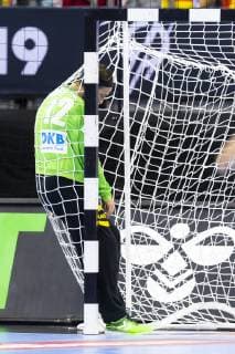 Torhueter Silvio Heinevetter (Nr. 12, Deutschland) hängt im Tornetz. Deutschland vs. Serbien, Vorrunde, Handball, IHF Handball Weltmeisterschaft, 17.01.19 Berlin Berlin Germany Mercedes-Benz-Arena Copyright: xAgentur54Gradx xFelixxKoenigx