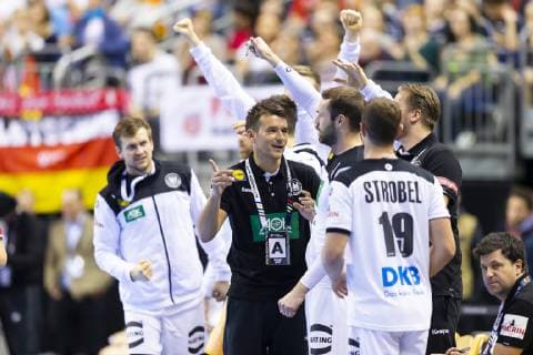 Trainer Christian Prokop spricht mit Steffen Faeth (Nr. 23, Deutschland). Deutschland vs. Serbien, Vorrunde, Handball, IHF Handball Weltmeisterschaft, 17.01.19 Berlin Berlin Germany Mercedes-Benz-Arena Copyright: xAgentur54Gradx xFelixxKoenigx