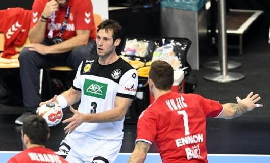 Uwe Gensheimer (Deutschland), mit Ball, vorne Drasko Nenadic (Serbien), Stefan Vujic (Serbien), Deutschland-Serbien Germany-Serbia IHF Handball Weltmeisterschaft 2019, Hanball World Championship WM Weltmeisterschaft 2019, Herren, Männer, Maenner, men, Handball, Deutschland, Germany, Vorrunde, Gruppe A, group A Berlin, 17.1.2019