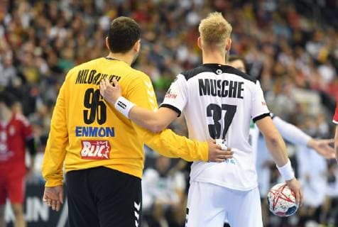 Dejan Milosavljev (Torwart Serbien), und Matthias Musche (Deutschland), Arm in Arm Deutschland-Serbien Germany-Serbia IHF Handball Weltmeisterschaft 2019, Hanball World Championship WM Weltmeisterschaft 2019, Herren, Männer, Maenner, men, Handball, Deutschland, Germany, Vorrunde, Gruppe A, group A Berlin, 17.1.2019