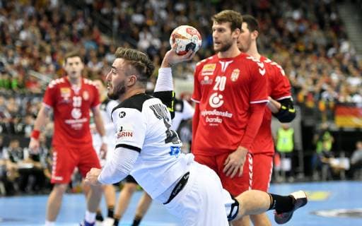Jannik Kohlbacher (Deutschland), beim Wurf am Kreis, hinten Ivan Mosic (Serbien), Deutschland-Serbien Germany-Serbia IHF Handball Weltmeisterschaft 2019, Hanball World Championship WM Weltmeisterschaft 2019, Herren, Männer, Maenner, men, Handball, Deutschland, Germany, Vorrunde, Gruppe A, group A Berlin, 17.1.2019
