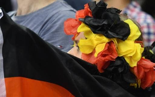 Ein junges Mädchen mit Kopfschmuck und Fahne in deutschen Farben Einverständnis vom Begleiter wurde gegeben Deutschland-Serbien Germany-Serbia IHF Handball Weltmeisterschaft 2019, Hanball World Championship WM Weltmeisterschaft 2019, Herren, Männer, Maenner, men, Handball, Deutschland, Germany, Vorrunde, Gruppe A, group A Berlin, 17.1.2019
