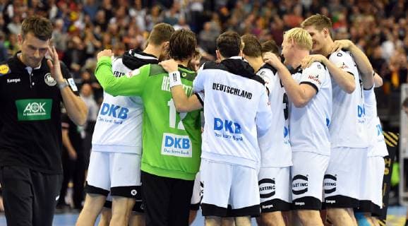 Christian Prokop (Trainer Deutschland), nachdenklich nach dem Spiel, rechts die jubelnde deutsche Mannschaft Deutschland-Serbien Germany-Serbia IHF Handball Weltmeisterschaft 2019, Hanball World Championship WM Weltmeisterschaft 2019, Herren, Männer, Maenner, men, Handball, Deutschland, Germany, Vorrunde, Gruppe A, group A Berlin, 17.1.2019