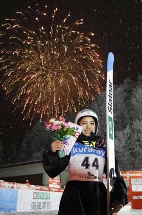 Sport Themen der Woche KW03 Sport Bilder des Tages Ski jumping Skispringen Ski nordisch World cup event in Japan Sara Takanashi of Japan poses for photos after finishing second in a ski jumping World Cup event at the Zao resort in northeastern Japan s Yamagata Prefecture on Jan. 18, 2019. 