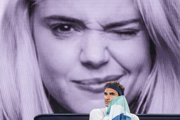 Sport Themen der Woche KW03 Sport Bilder des Tages January 18, 2019 - Melbourne, Australia - 3rd seed ROGER FEDERER of Switzerland at a change of ends in front of the electronic billboard in the third round match against Taylor Fritz of the USA on day five of the 2019 Australian Open Grand Slam tennis tournament in Melbourne, Australia. Federer won 6:2, 7:5, 6:2. Tennis 2019: Australian Open: Day 5 - ZUMAc04_ 20190118_zaf_c04_012 Copyright: xSydneyxLowx