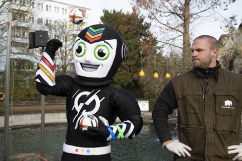 Orakel Astrid im Zoo Handball WM Koeln Deutschland Datum: 18.01.2019 Maskottchen Stan mit Pfleger Julian Heck