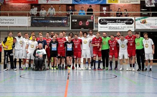 Deutschland, Korntal, Handball Rixespiel SG BBM Bietigheim vs. Selestat Alsace Handball: Mannschaftsfoto mit Jörg Riexinger im Rollstuhl