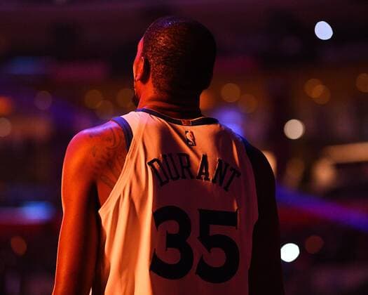 LOS ANGELES, CA - JANUARY 18: Golden State Warriors Forward Kevin Durant (35) looks on before a NBA Basketball Herren USA game between the Golden State Warriors and the Los Angeles Clippers on January 18, 2019 at STAPLES Center in Los Angeles, CA. (Photo by Brian Rothmuller Icon Sportswire) NBA: JAN 18 Warriors at Clippers Icon190118016 EDITORIAL USE ONLY