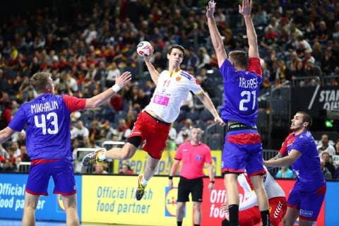 Filip Taleski (Mazedonien) im Zweikampf mit Gleb Kalarash (Russland), Russland vs Mazedonien, IHF Maenner Handball Weltmeisterschaft, 19.01.2019 Fotograf Neis Eibner Russland vs Mazedonien, IHF Maenner Handball Weltmeisterschaft, 19.01.2019 Köln Copyright: xEIBNER AlexanderxNeisx EP_ANS