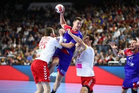Dimitrii Zhitnikov (Russland)im Zweikampf mit Goran Krstevski (Mazedonien) und Filip Taleski (Mazedonien), Russland vs Mazedonien, IHF Maenner Handball Weltmeisterschaft, 19.01.2019 Fotograf Neis Eibner Russland vs Mazedonien, IHF Maenner Handball Weltmeisterschaft, 19.01.2019 Köln Copyright: xEIBNER AlexanderxNeisx EP_ANS