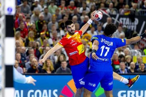 Eduardo Gurbindo Martinez (Nr. 3, Spanien) gegen Timothey N Guessan (Nr. 17, Frankreich). Frankreich vs. Spanien, Hauptrunde, Handball, IHF Handball Weltmeisterschaft, 19.01.19 Koeln Nordrhein-Westfalen Germany Lanxess-Arena Copyright: xAgentur54Gradx xFelixxKoenigx