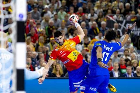 Eduardo Gurbindo Martinez (Nr. 3, Spanien) gegen Timothey N Guessan (Nr. 17, Frankreich). Frankreich vs. Spanien, Hauptrunde, Handball, IHF Handball Weltmeisterschaft, 19.01.19 Koeln Nordrhein-Westfalen Germany Lanxess-Arena Copyright: xAgentur54Gradx xFelixxKoenigx
