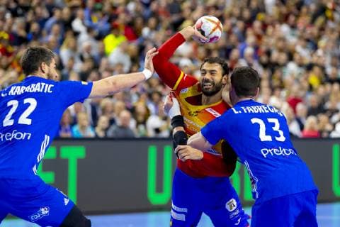 Daniel Sarmiento Melian (Nr. 11, Spanien) gegen Luka Karabatic (Nr. 22, Frankreich) und Ludovic Fabregas (Nr. 23, Frankreich). Frankreich vs. Spanien, Hauptrunde, Handball, IHF Handball Weltmeisterschaft, 19.01.19 Koeln Nordrhein-Westfalen Germany Lanxess-Arena Copyright: xAgentur54Gradx xFelixxKoenigx