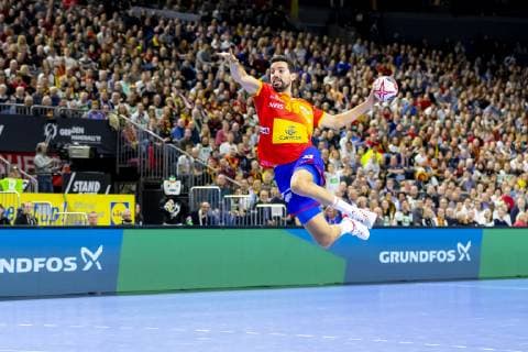 Ferran Sole Sala (Nr. 49, Spanien) im Konter gegen Vincent Gerard (Nr. 12, Frankreich). Frankreich vs. Spanien, Hauptrunde, Handball, IHF Handball Weltmeisterschaft, 19.01.19 Koeln Nordrhein-Westfalen Germany Lanxess-Arena Copyright: xAgentur54Gradx xFelixxKoenigx