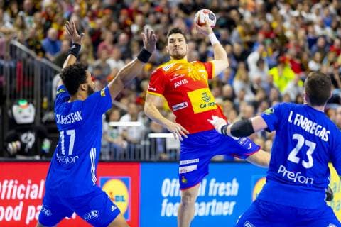 Alex Dujshebaev (Nr. 10, Spanien) gegen Timothey N Guessan (Nr. 17, Frankreich) und Ludovic Fabregas (Nr. 23, Frankreich). Frankreich vs. Spanien, Hauptrunde, Handball, IHF Handball Weltmeisterschaft, 19.01.19 Koeln Nordrhein-Westfalen Germany Lanxess-Arena Copyright: xAgentur54Gradx xFelixxKoenigx