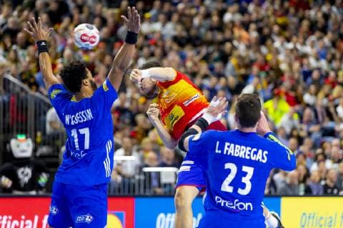 Alex Dujshebaev (Nr. 10, Spanien) gegen Timothey N Guessan (Nr. 17, Frankreich) und Ludovic Fabregas (Nr. 23, Frankreich). Frankreich vs. Spanien, Hauptrunde, Handball, IHF Handball Weltmeisterschaft, 19.01.19 Koeln Nordrhein-Westfalen Germany Lanxess-Arena Copyright: xAgentur54Gradx xFelixxKoenigx