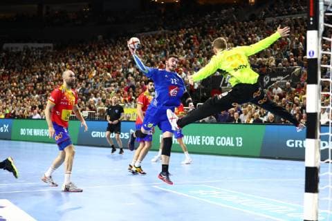 Ludovic Fabregas (Frankreich) alleine vor Gonzalo Perez De Vargas Moreno (Spanien), Frankreich vs Spanien, IHF Maenner Handball Weltmeisterschaft, 19.01.2019 Fotograf Neis Eibner Frankreich vs Spanien, IHF Maenner Handball Weltmeisterschaft, 19.01.2019 Köln Copyright: xEIBNER AlexanderxNeisx EP_ANS