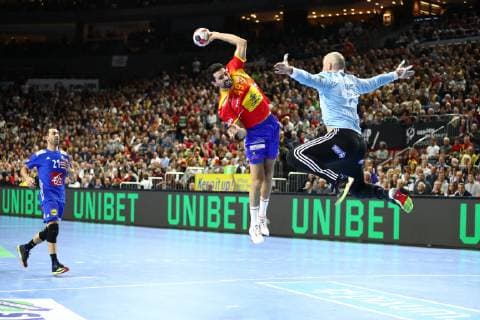 Ferran Sala Sole (Spanien) trifft gegen Vincent Gerard (Frankreich), Frankreich vs Spanien, IHF Maenner Handball Weltmeisterschaft, 19.01.2019 Fotograf Neis Eibner Frankreich vs Spanien, IHF Maenner Handball Weltmeisterschaft, 19.01.2019 Köln Copyright: xEIBNER AlexanderxNeisx EP_ANS