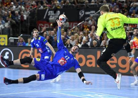 Handball Weltmeisterschaft 2019 Hauptrunde in Köln. Frankreich - Spanien 19.01.2019. Ludovic Fabregas (FRA) legt den Ball über Tw. Perez de Vargas Moreno.