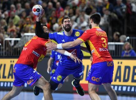 Sport Bilder des Tages Handball Weltmeisterschaft 2019 Hauptrunde in Köln. Frankreich - Spanien 19.01.2019. Nikola Karabatic (FRA) wird von Guardiola (li.) und Gurbindo Martinez (beide ESP) in die Zange genommen.